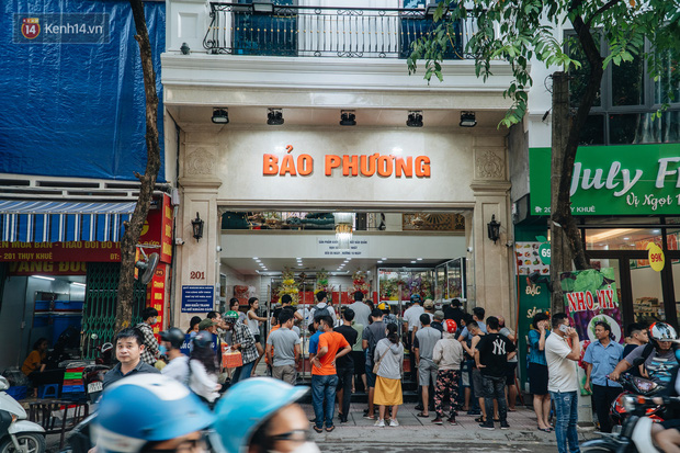 Hàng dài người Hà Nội xếp hàng đợi mua bánh trung thu Bảo Phương